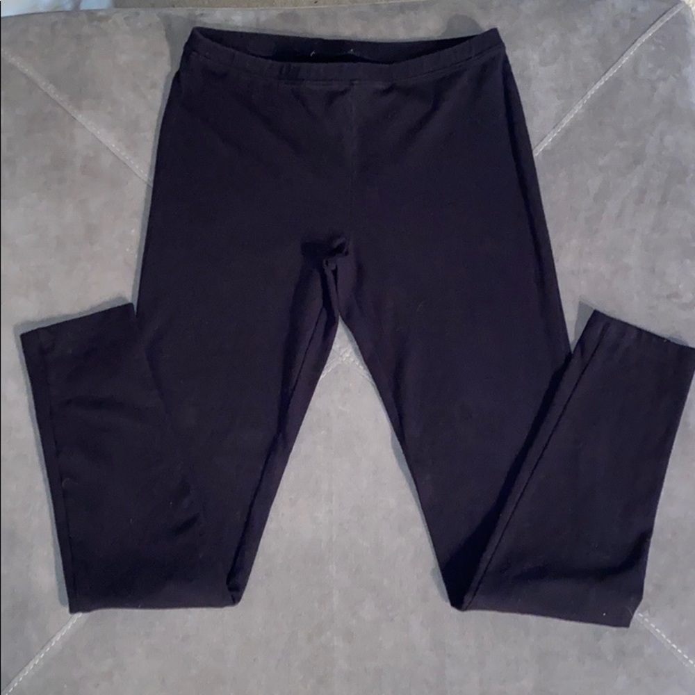 HUE cotton blend black leggings. Size M